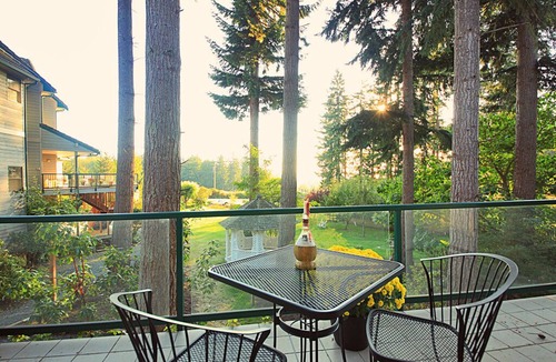 Clinton Cottage | ღ*¨*✶.¸ Romantic /Jetted Tub /Deck /SLEEPS 5 *`*✶.¸.ღ