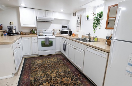 Delaware House | 0.2mi Downtown|0.4mi OWU|Free Parking|Quiet Street|Full Kitchen|W/D