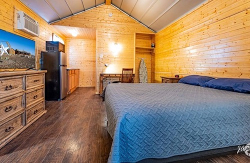 Midland House | 02-Private Cabin-Kitchenette, TV, Wifi & Breakfast