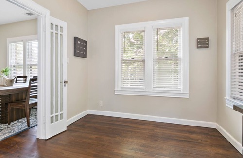 Hillsboro House | #1 Art Filled 2 Bed Tudor Brick Home - Downtown Hillsboro