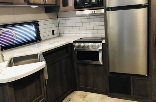 Waveland House | 1-bdrm 32 ft RV sleeps 6. Mt. Magazine in view and Blue Mtn Lake within 5 miles.