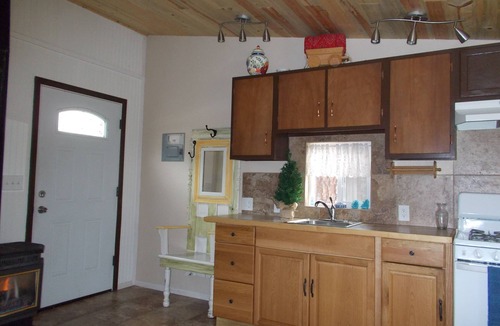 Drake Cottage | 1 bed Cabin on the Big Thompson River 5 min to Estespark with HOT TUB and grill