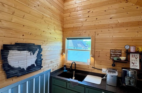 China Spring Cabin | 1-bedroom cabin with WiFi, King Bed, & AC on a Scottish Highland Farm