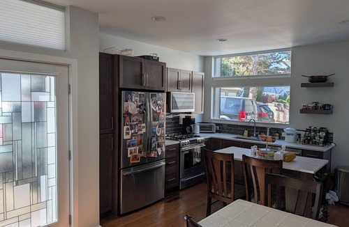 Southeast Magnolia House | 1-Bedroom Seattle Townhome in Safe Area, Easy Access to Downtown & Lumen Field