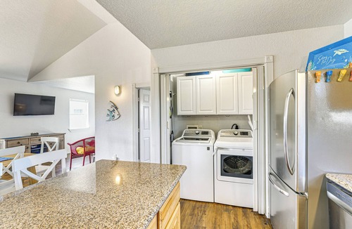 Surfside Beach Cottage | 1 Block to Surfside Beach: Home w/Gulf Views!