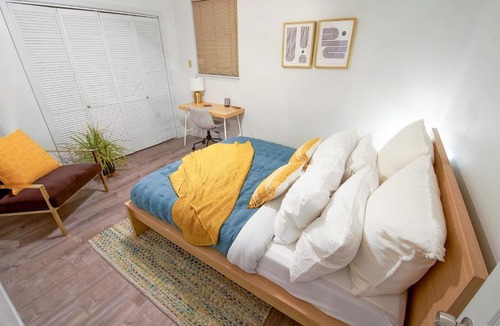 Oread Apartment | [1] Chic & Cozy Retreat Walk to KU/Mass/Dining!