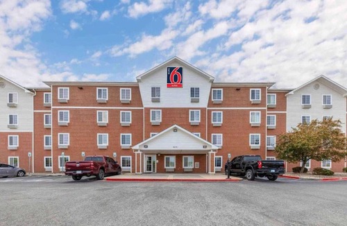 Norman Apartment | 1 Full Bed | ADA/Tub/Non-Smoking/Kitchen