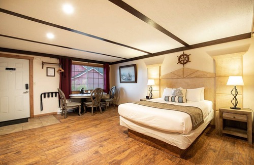 Ocean Shores Hotel | 1 King Bed, 1 Queen Bed in a separate room, Walk to Beach, Pet Friendly