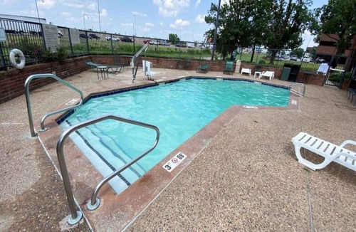 Central Oklahoma City Apartment | 1 King Bed | Mob Acc RI Shwr Nsmk Micfridg