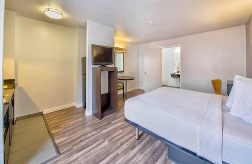 North San Antonio - SAT Hotel | 1 King Bed | Mobility Access Tub Suite Nsmk