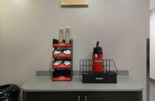 West Meadowbrook Apartment | 1 King Bed | Non-Smoking