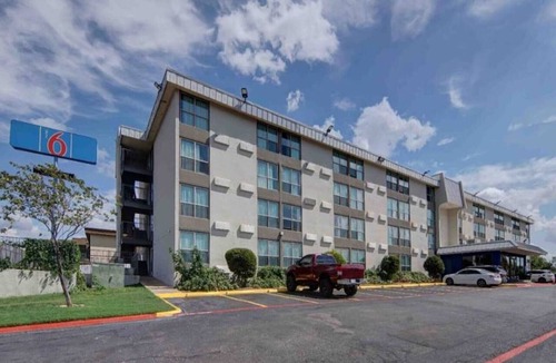 West Meadowbrook Apartment | 1 King Bed | Non-Smoking