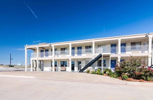 Wichita Falls Apartment | 1 King Bed | Non-Smoking
