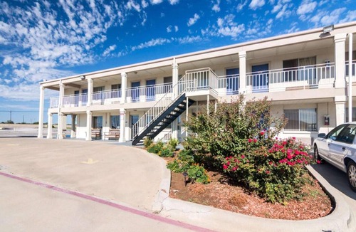 Wichita Falls Apartment | 1 King Bed | Non-Smoking
