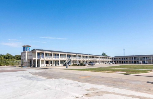 Wichita Falls Apartment | 1 King Bed | Non-Smoking