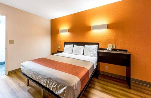San Antonio Hotel | 1 King Bed | Non-Smoking