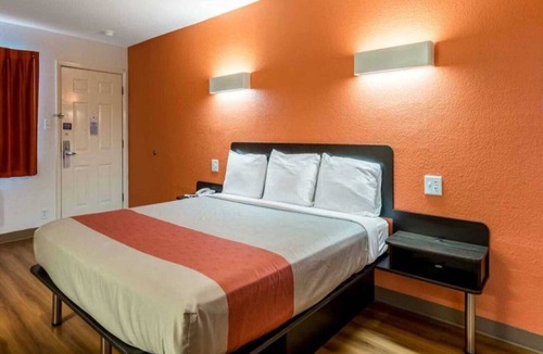 San Antonio Hotel | 1 King Bed | Non-Smoking