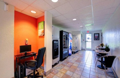 El Reno Apartment | 1 King Bed | Non-Smoking