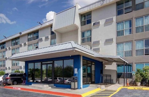 West Meadowbrook Apartment | 1 King Bed | Smoking