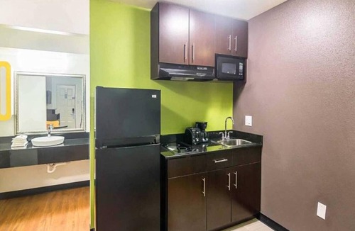 Tyler Apartment | 1 King Bed | Smoking, Kitchen