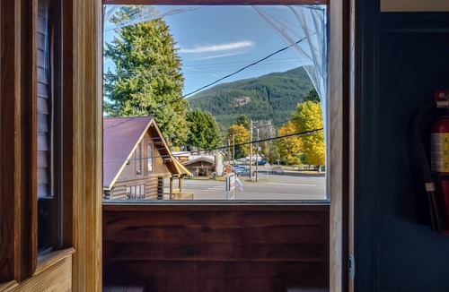 Packwood Apartment | #1 Lily Basin Trail Shared Bath- Adults Only