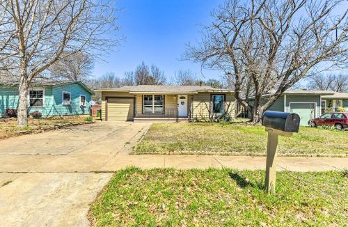 Central Arlington House | 1 Mi to AT&T Stadium: Downtown Arlington Home