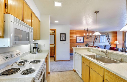 Lakeside Village Condo | 1 Mi to Keystone Ski Lift: Lakefront 4-Season Gem