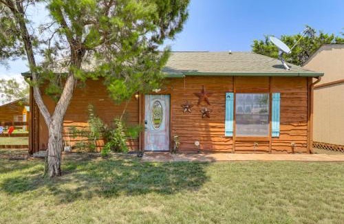 Palo Pinto County House | 1 Mi to Lake: Pet-Friendly Cabin in Strawn