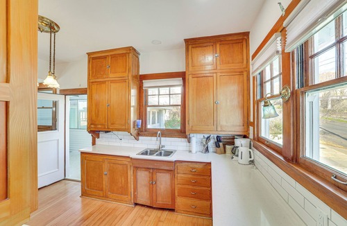 Pendleton House | 1 Mi to Pendleton Round-Up: Historic 'Elnor' Home