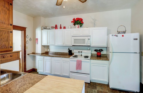 Lincoln House | 1 Mi to UNL: Group Getaway w/Game Area