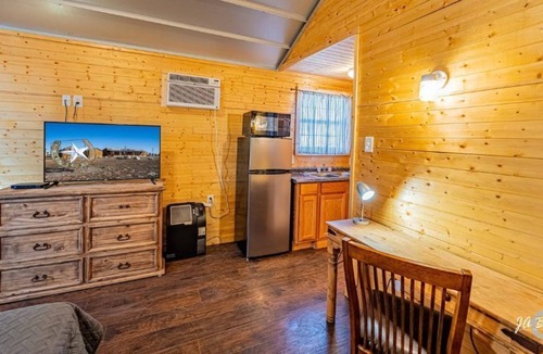 Midland House | #1-Private Cabin-Kitchenette, Breakfast, Lndry, WIFI