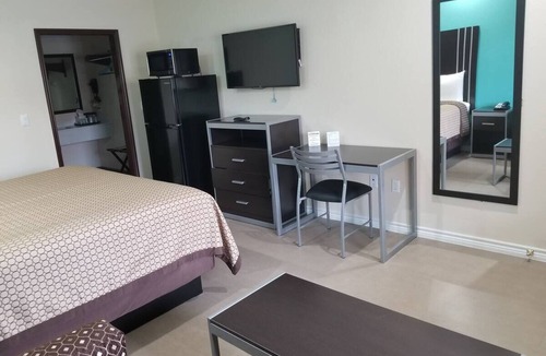 Bay City Hotel | 1 Queen Bed Kitchenette Non-Smoking, Scottish Inns Bay City TX, Free Parking