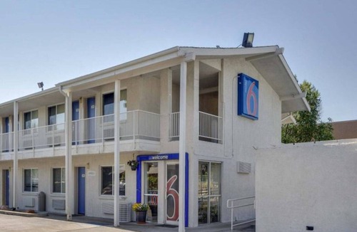 North Alameda Apartment | 1 Queen Bed| Non-Smoking