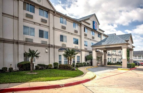 Dallas Apartment | 1 Queen Bed|Suite,Smk,Sofa-Bed