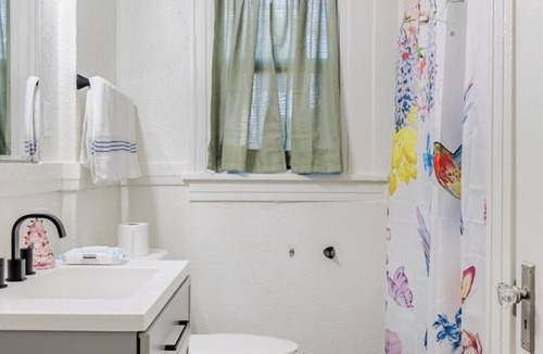 Kansas City Bed & Breakfast | 1 Room, 2 beds, continental breakfast safe & peaceful setting