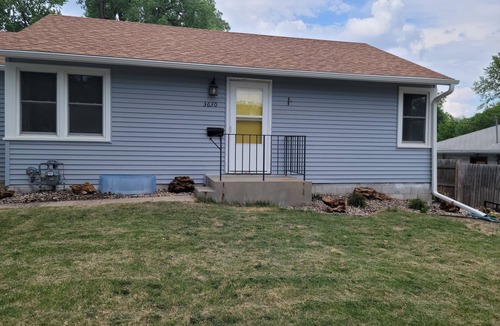 Lincoln Cottage | 10 min from Downtown Lincoln! Attractive & Modern. Lots of space & toddler trim.