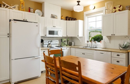 Oroville House | 107 Bootlegger Lane (Country)