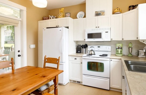 Oroville House | 107 Bootlegger Lane (Country)