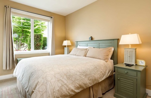 Oroville House | 107 Bootlegger Lane (Country)