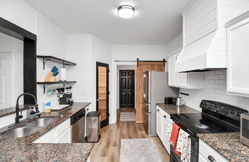 Rosenberg House | 10min from Fort Bend Epicenter 13min from Memorial Herman Stylish 4 Bedroom Home