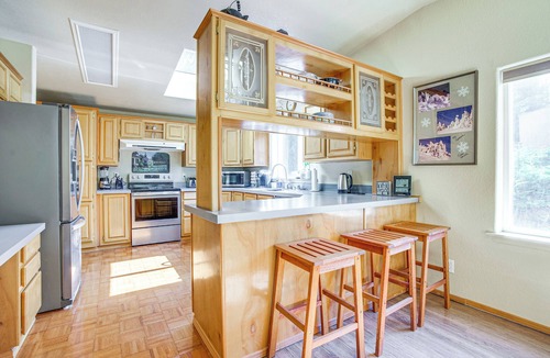Mead House | 11 Acres of Adventure! Woodsy Mead Stay w/Trails
