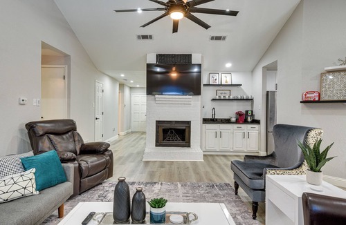 Bedford House | 11 Mi to Six Flags! Poolside Oasis in Bedford