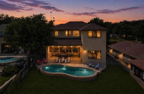 Kingsland House | 119 Christopher Concierge Services Available