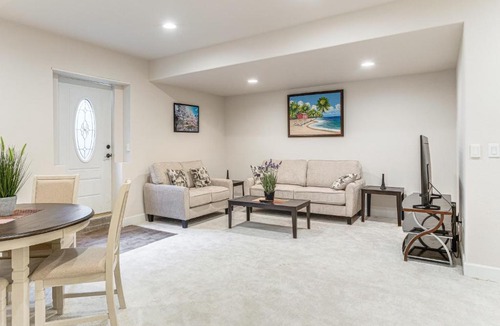 Aurora Apartment | 12 Mi to Hospitals: Modern Apartment in Aurora!