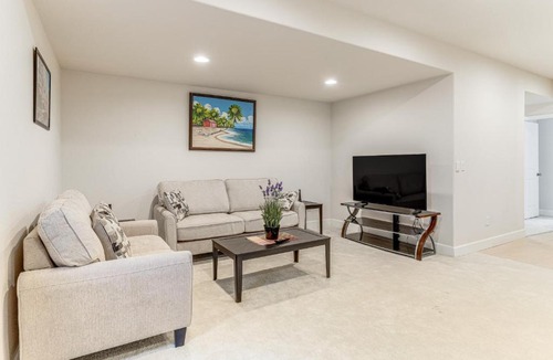 Aurora Apartment | 12 Mi to Hospitals: Modern Apartment in Aurora!