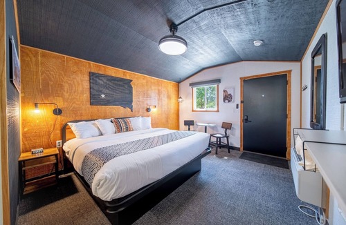 Pinnacles Entrance Badlands Hotel | 13-Hansen Inn & Cabins, Cabin, Single King, No Smoking, No Pets