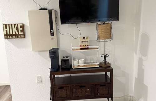 Commerce City Apartment | 14 minutes to Denver airport, hot tub, sleeps 3, near Gaylord Rockies