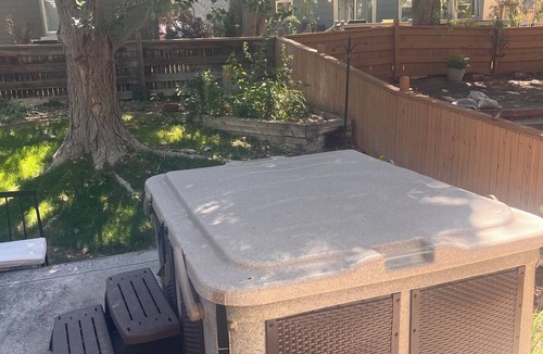 Commerce City Apartment | 14 minutes to Denver airport, hot tub, sleeps 3, near Gaylord Rockies