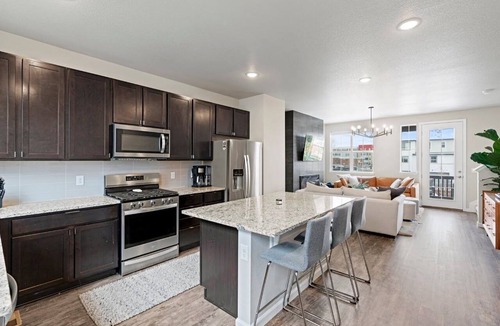 Eiber House | 15 min from Red Rocks - 2 BR/4 Bath Townhome in Lakewood