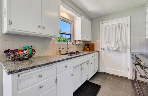 Spokane Valley House | 15 Min To Dwntwn-HUGE Fenced Bckyrd-Luxury Bath-5-Star Beds-EcoClean